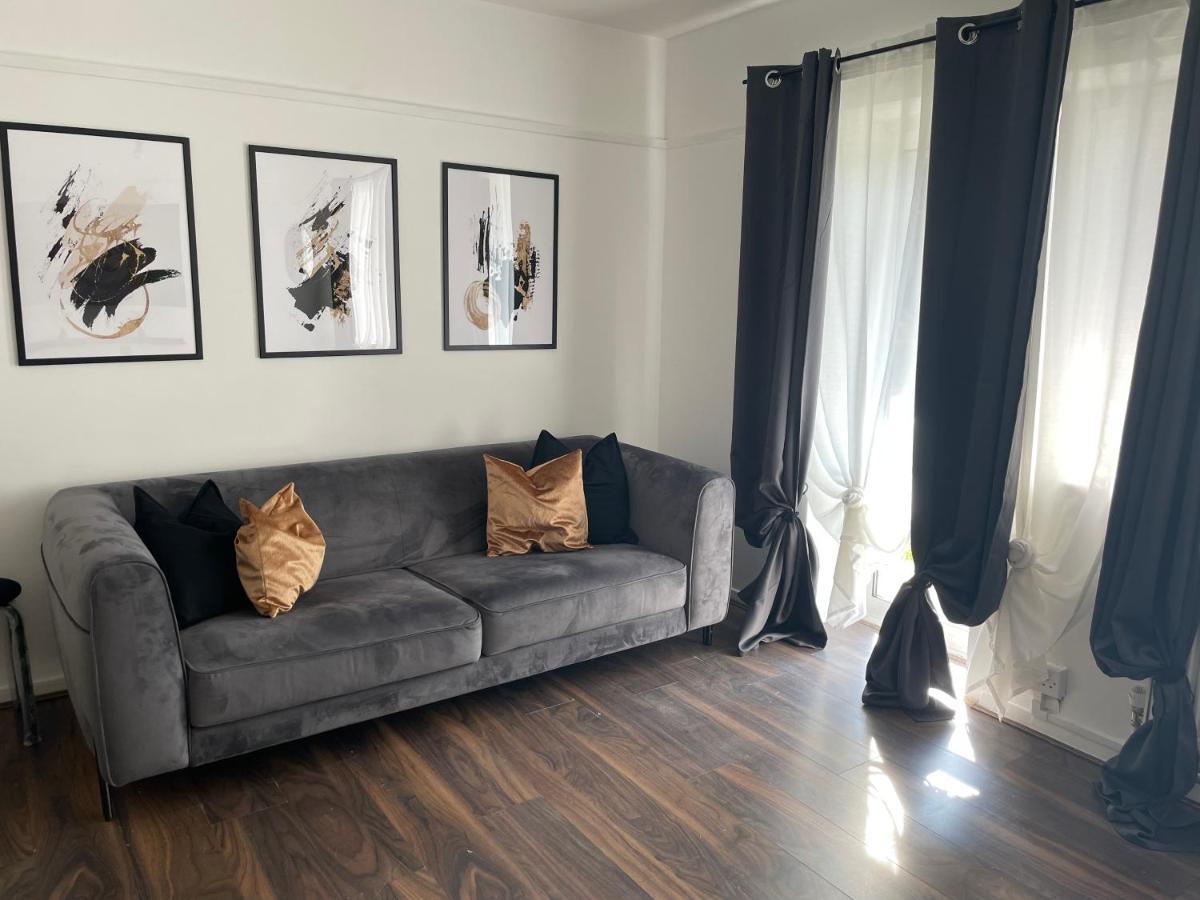 לונדון Lovely 2Bedroom 4Mins From Wimbledon Station מראה חיצוני תמונה