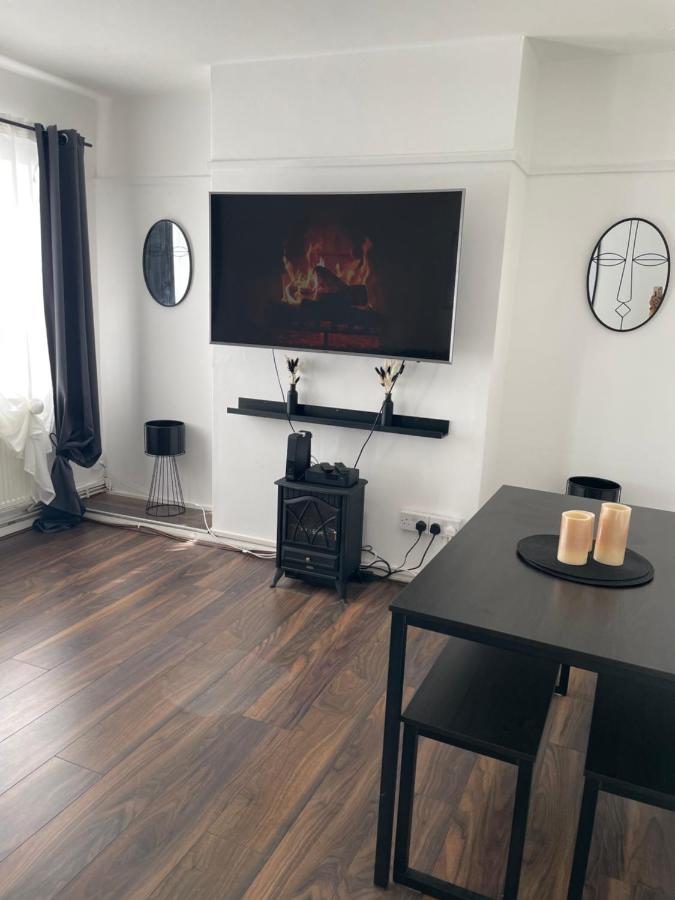 לונדון Lovely 2Bedroom 4Mins From Wimbledon Station מראה חיצוני תמונה